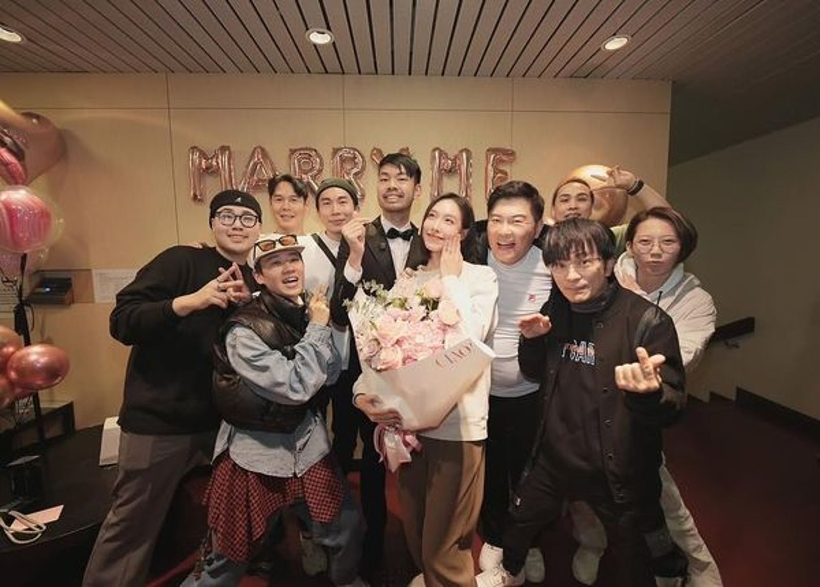 陳大天（後排左四）去年12月在國家戲劇院後台求婚劉樸（後排右四），現場還有曾國城（後排右三）等一票藝人祝福。翻攝陳大天IG