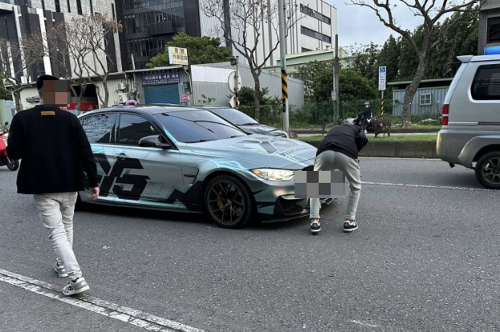 又是阿志！桃園BMW猴狂飆撞飛女騎士　遭抓包「急下車拆牌」