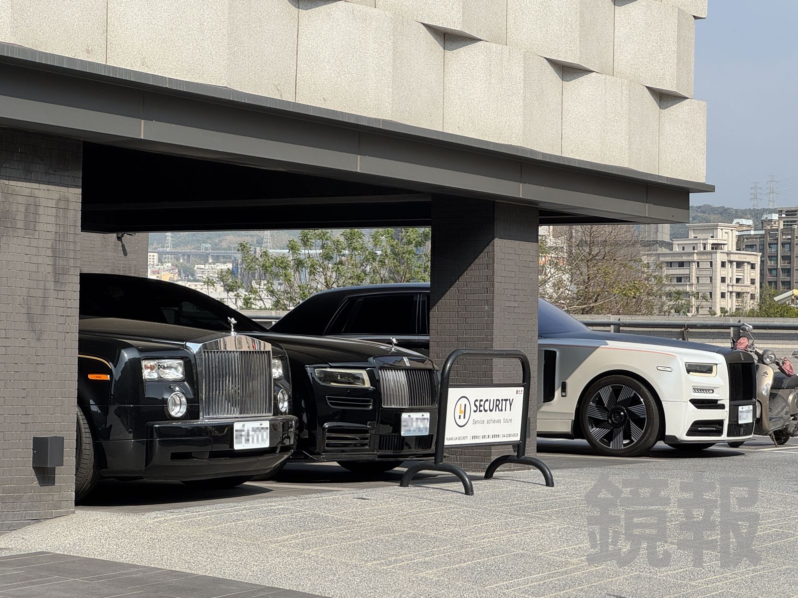 台中沙鹿巷弄內的豪宅車庫,停放3輛勞斯勞斯名車。林建鋒攝