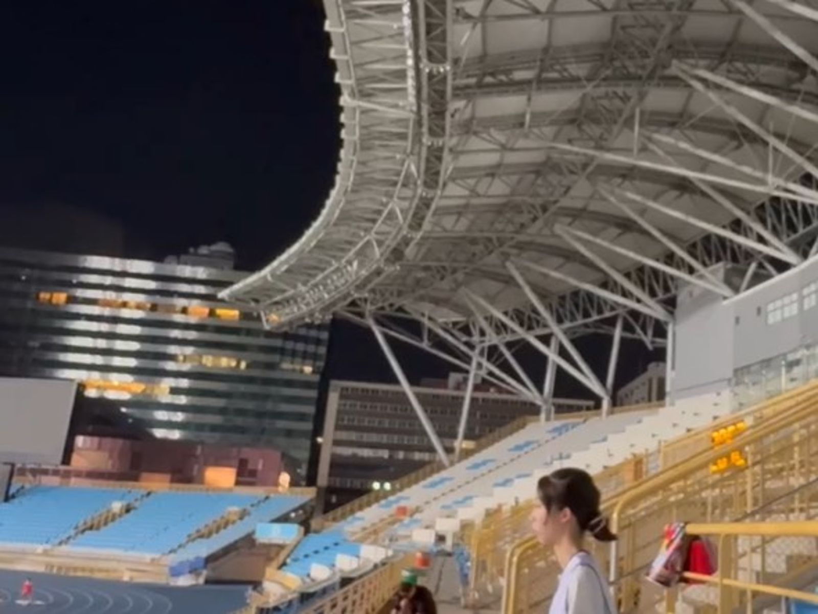 足球聯賽喊卡！台北田徑場燈具爆炸　苗博雅也在場「淡定指揮疏散」