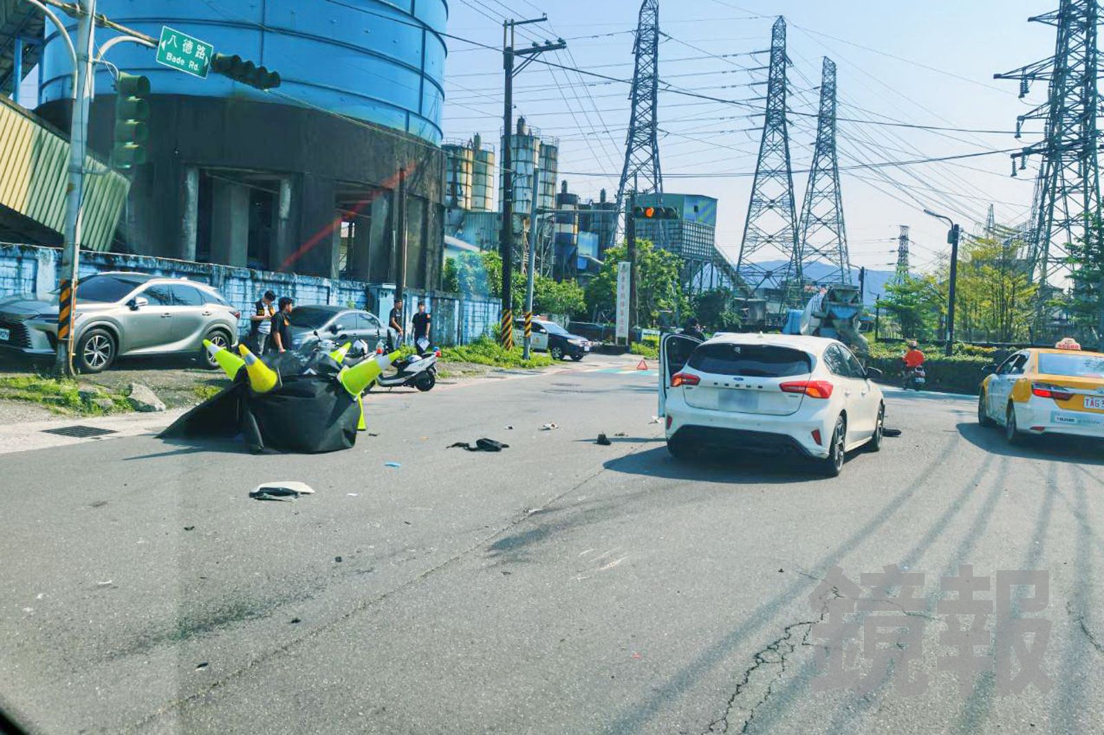 基隆七堵驚見「路中帳篷」！　6旬騎士左轉撞上直行轎車　人車噴飛20公尺慘斷魂　