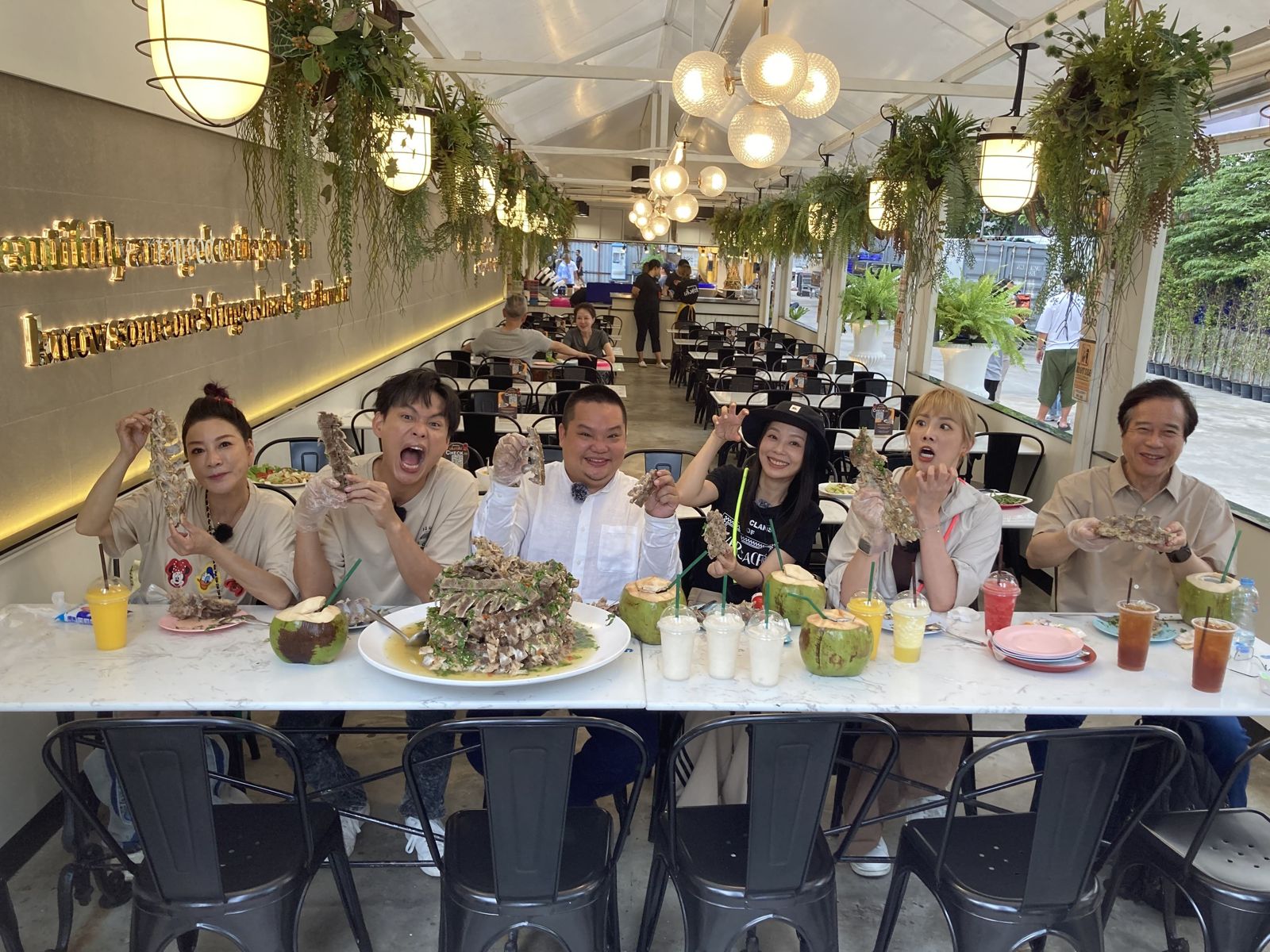 楊繡惠（左起）黃鐙輝、大胃、郭婷筠、孫淑媚、台語老師一起享用泰國最夯火山排骨。公視台語台提供
