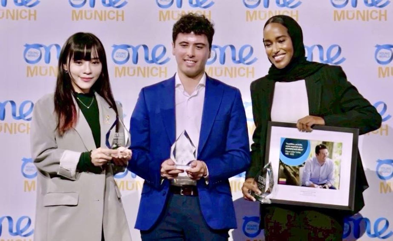 黃捷獲世界青年領袖峰會「年度政治人物獎」 全英文致詞為台灣登上國際舞台寫下歷史
