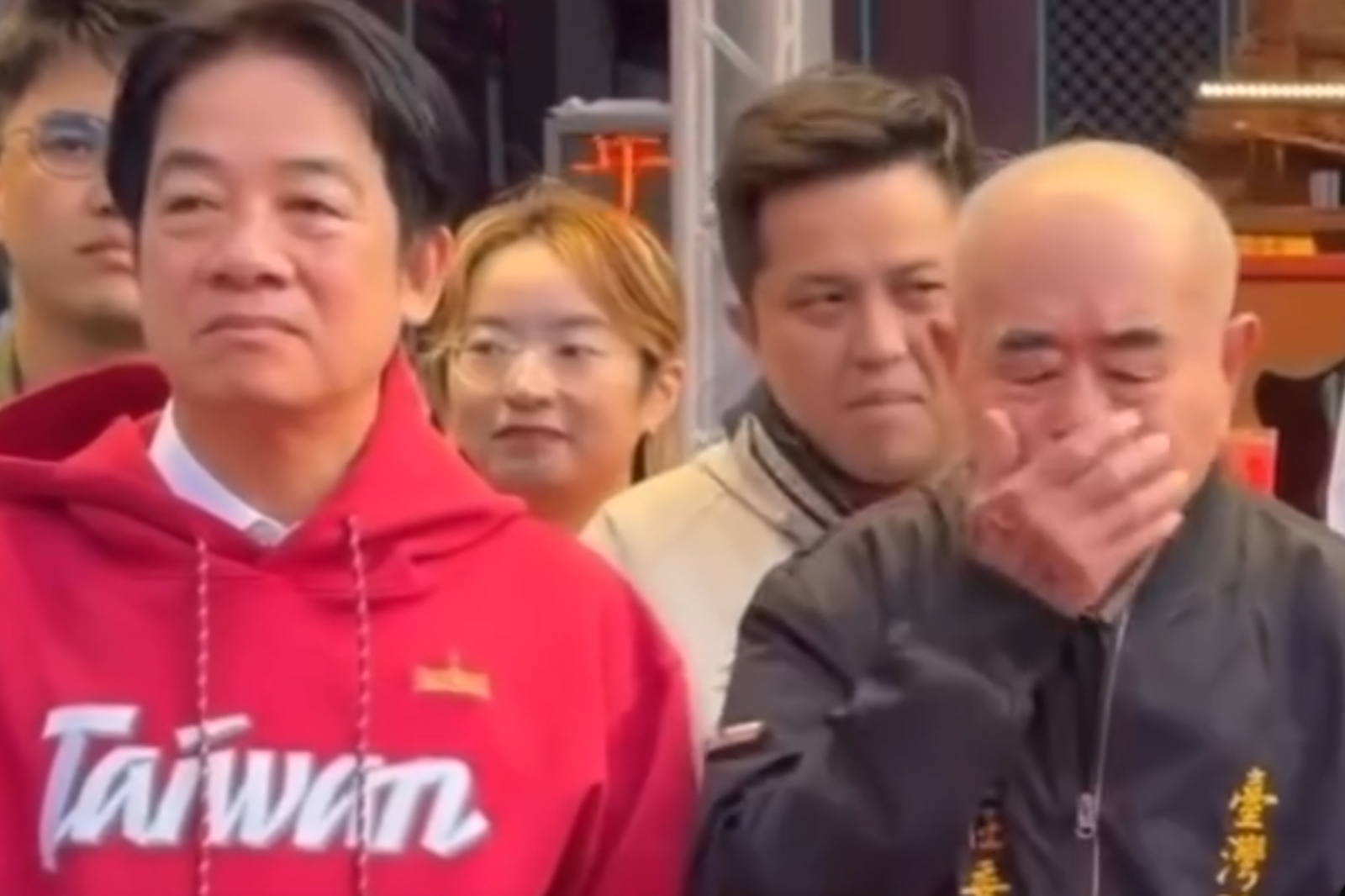 總統賴清德前往台南祀典武廟發放紅包，不過主委林培火神情不妙，隨即發生嘔吐。圖／翻攝畫面