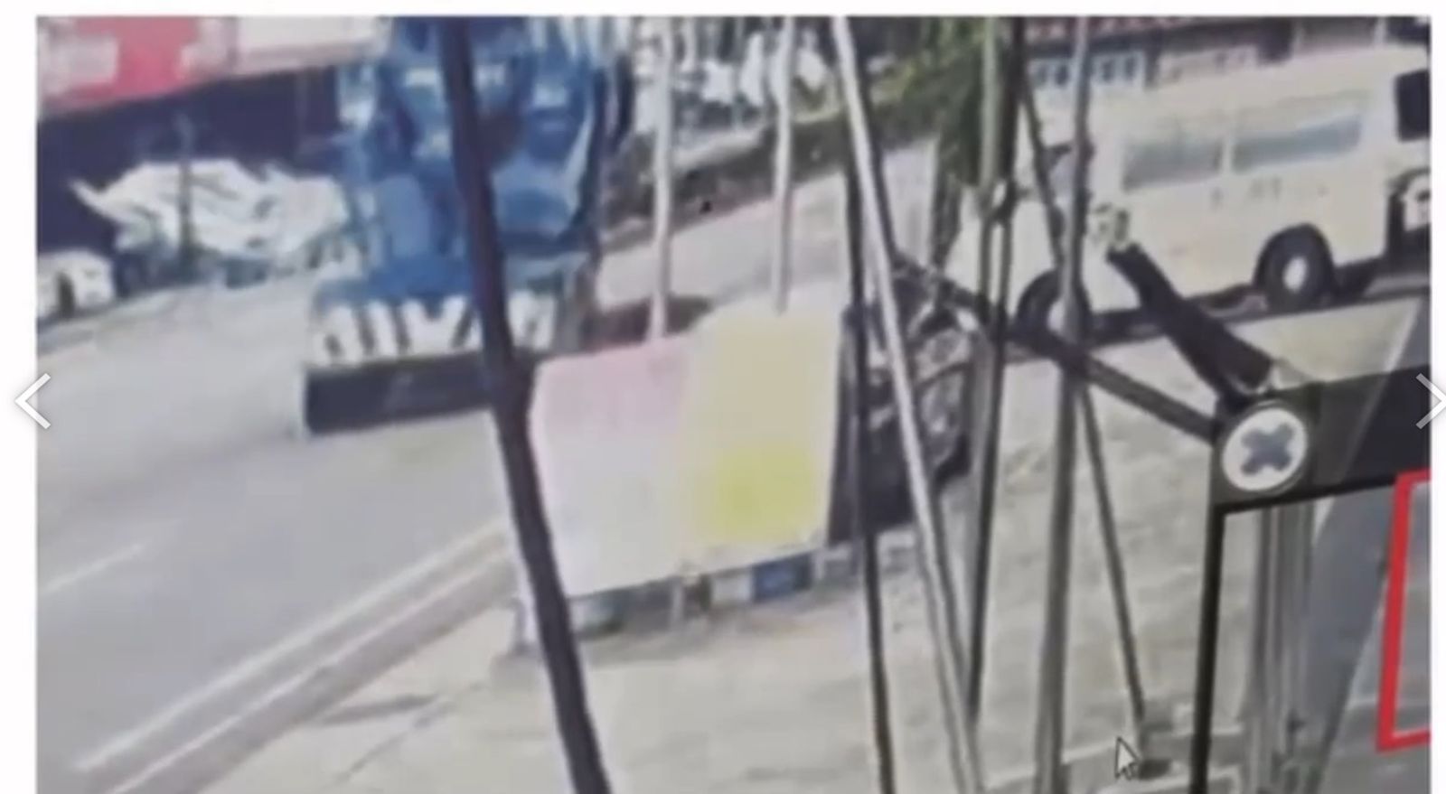 路監視器拍到水泥車輾過的瞬間。翻攝畫面