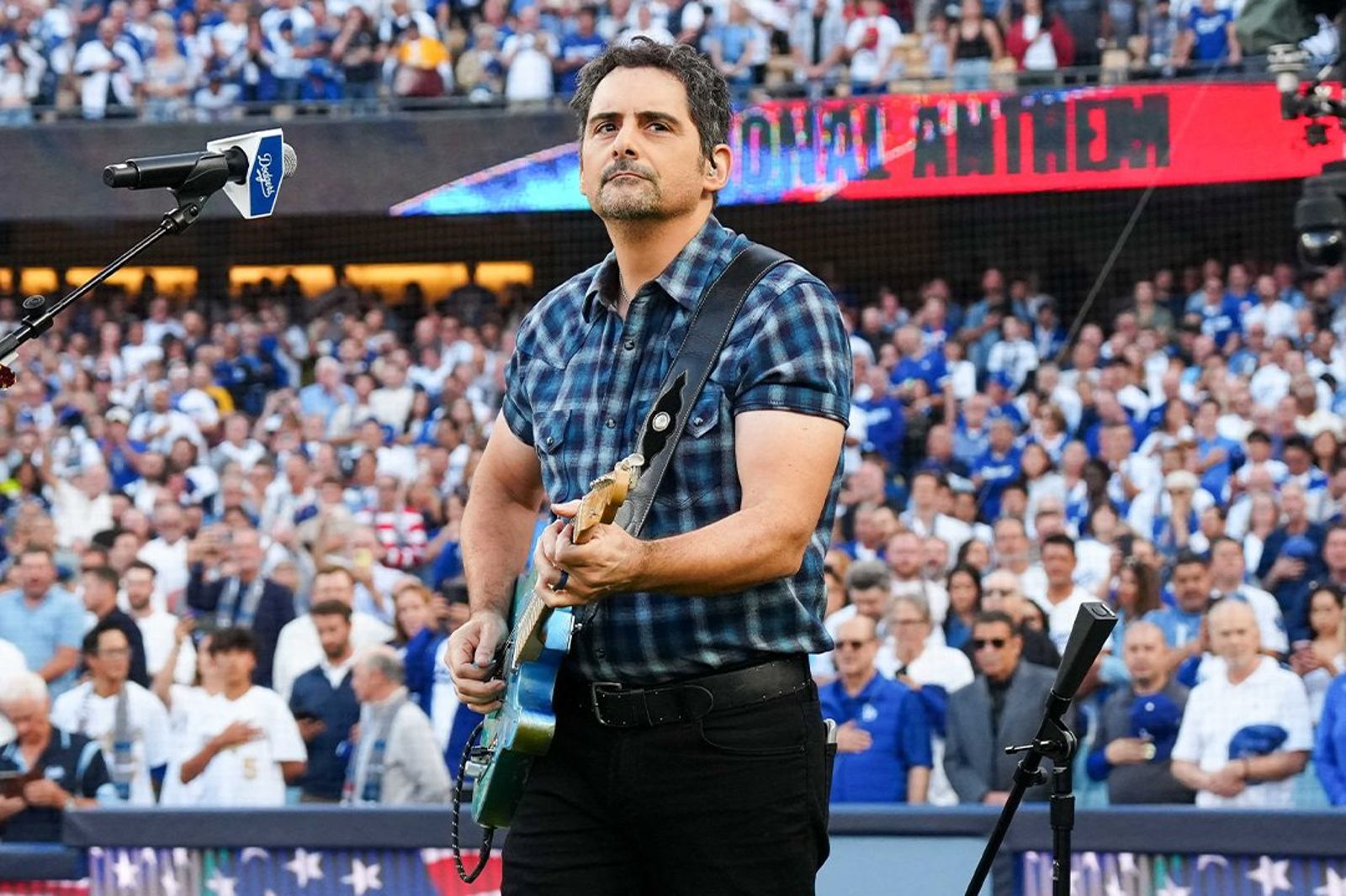 另類「加班保證」？鄉村歌手4度世界大賽獻唱　 道奇都打延長賽