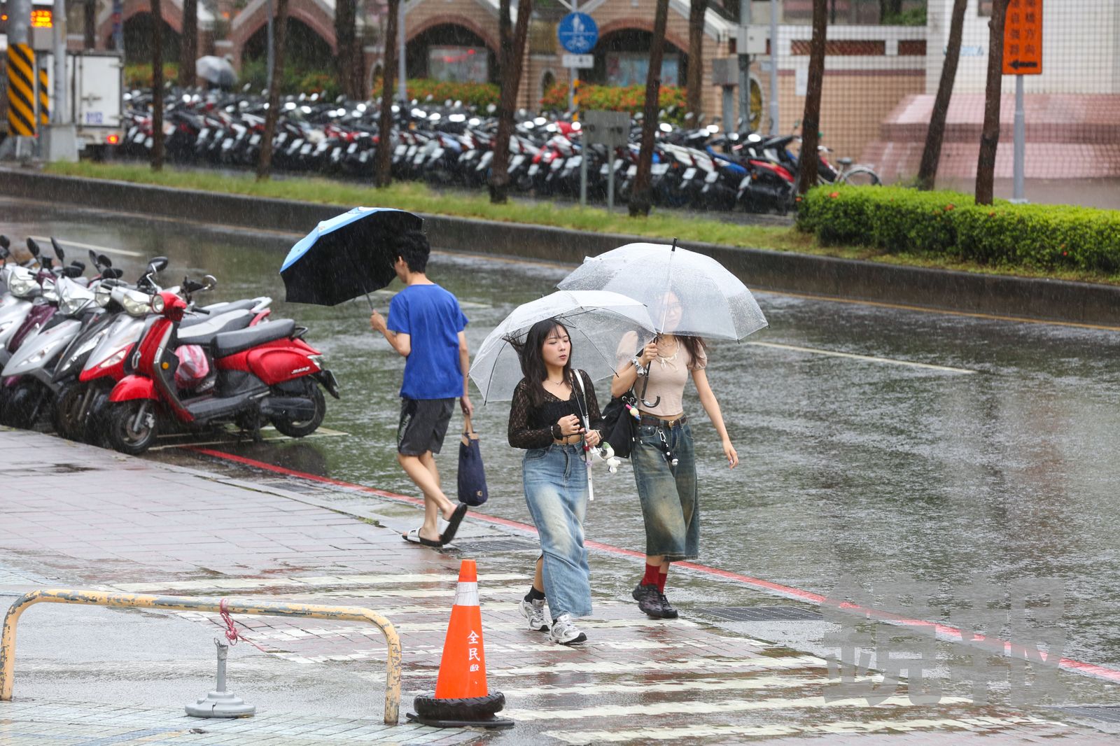 夏天正式結束！全台這天起「降溫逾10度」…準風神助攻「恐連4天暴雨」