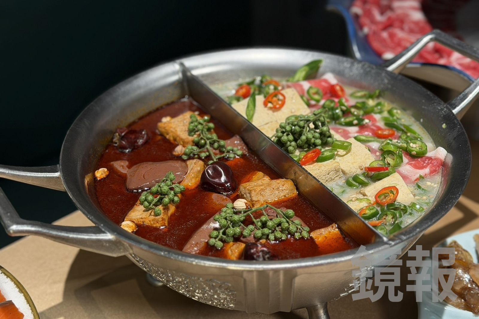 「經典青花椒麻辣鍋」連湯底都可以喝，溫潤不嗆辣，「青麻椒肥牛鍋」香辣有厚度，涮肉更夠味。