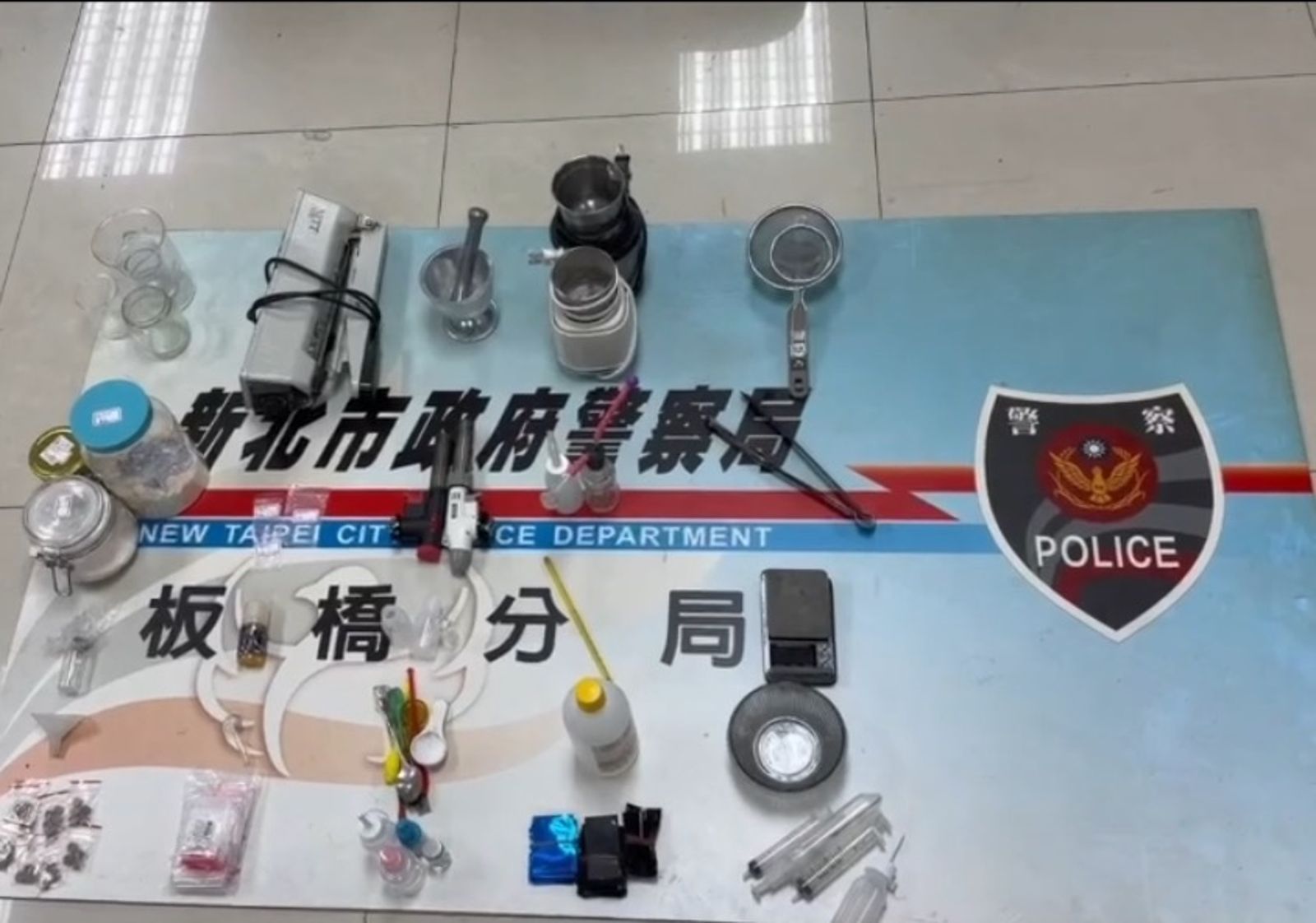 警方在場查扣毒品及各式工具。圖／翻攝畫面