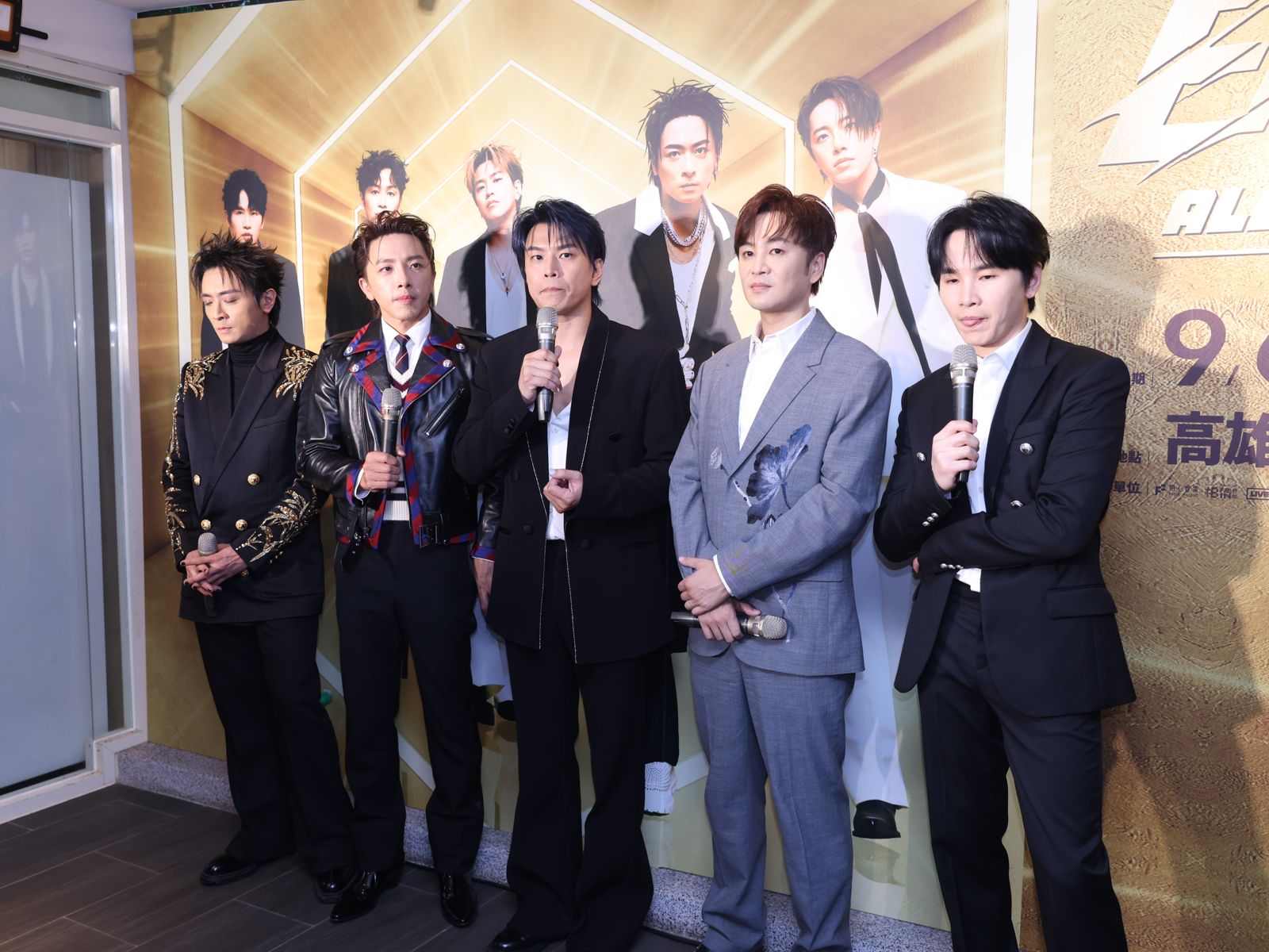 坤達（左二）在最後一刻驚險趕上。攝影組拍攝