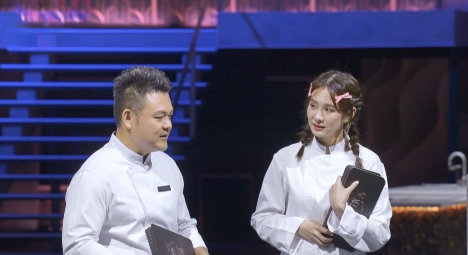 陳勇孝(左)主廚曾認為安心亞(右)是雷隊友。華視提供