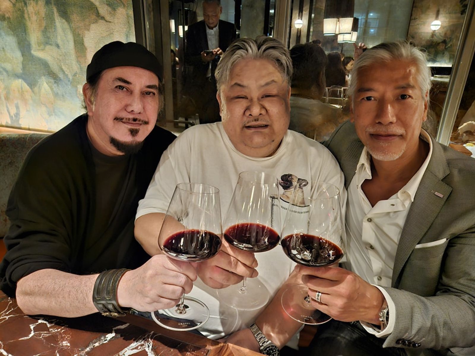 黃秋生（左起）、林雪、張耀揚《鎗火》兄弟在香港導演杜琪峯22日在香港中環餐廳設70歲壽宴70歲壽宴上相聚。翻攝黃秋生IG