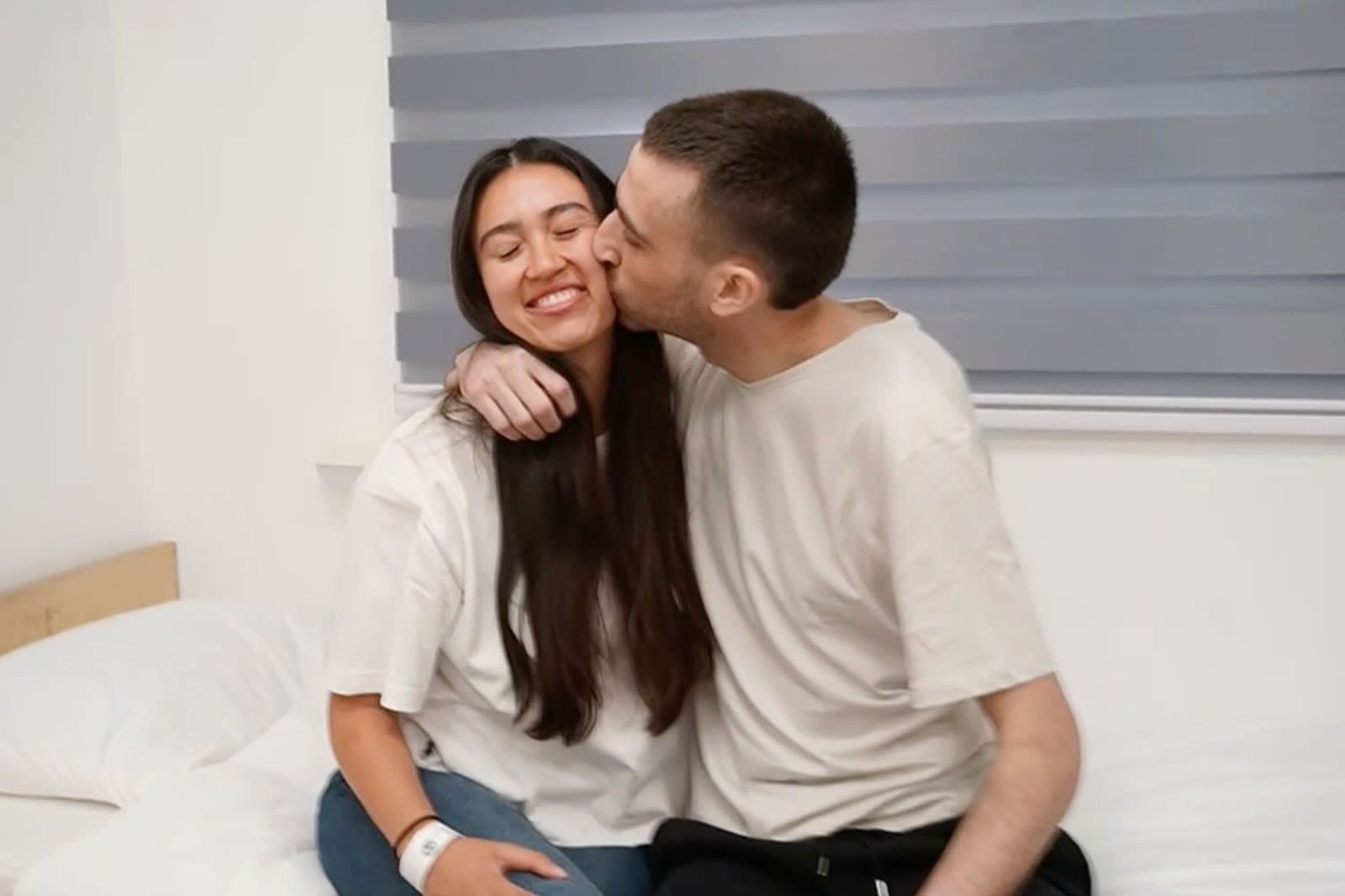 輝達員工奧爾（右）在被哈瑪斯囚禁738天釋放後終於與女友阿爾加馬尼（左）重逢。圖／翻攝自X@IDF