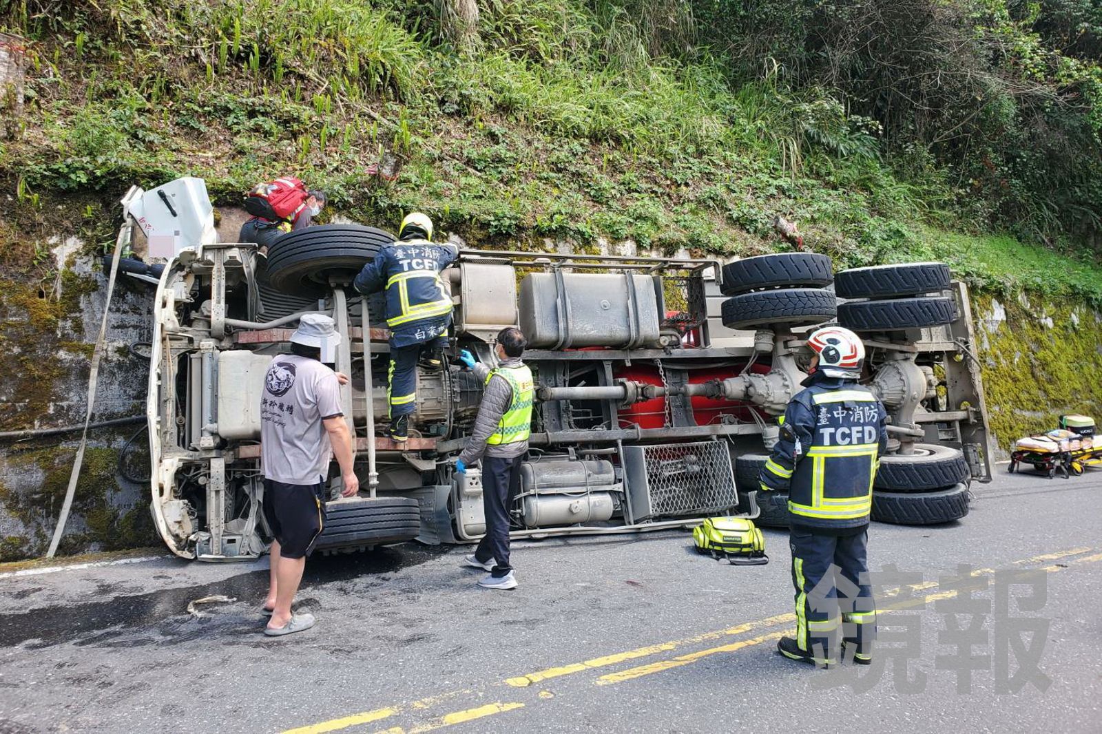 下坡過彎疑重心不穩釀禍！24噸預拌混凝土車失控側翻　「泰山壓頂」猛撞山壁險況曝