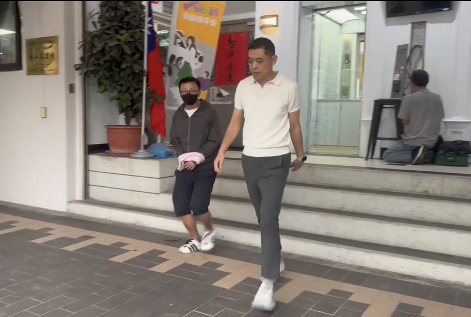 鄭男(左)被押解返回土城分局偵訊。圖/翻攝畫面
