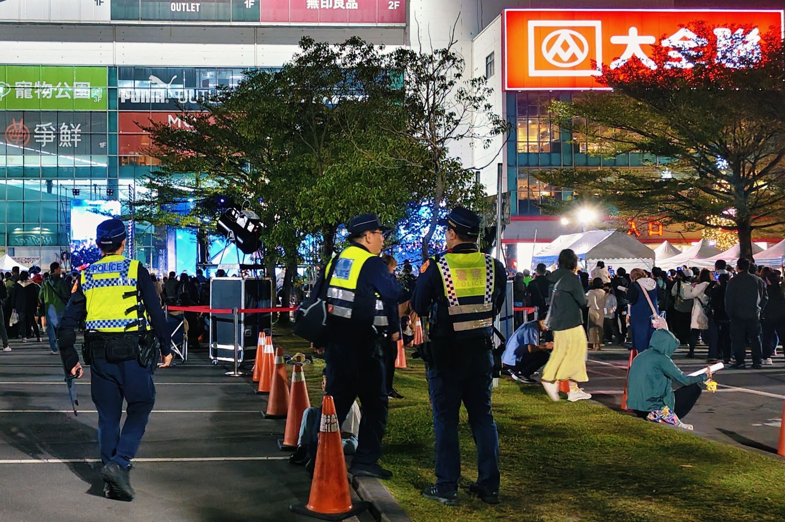 「HOHOHO！唱響平安夜」24日公益演唱會現場加派員警維安。尤嬿妮攝