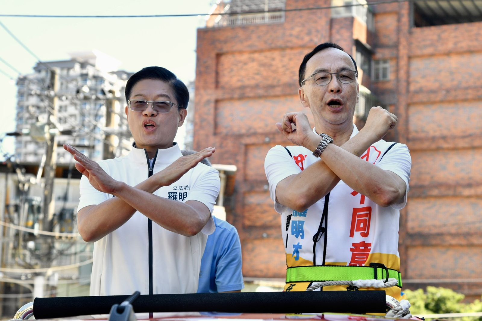 國民黨主席朱立倫陪伴國民黨立委羅明才車掃,全力催出不同意票。(圖/李智為攝)