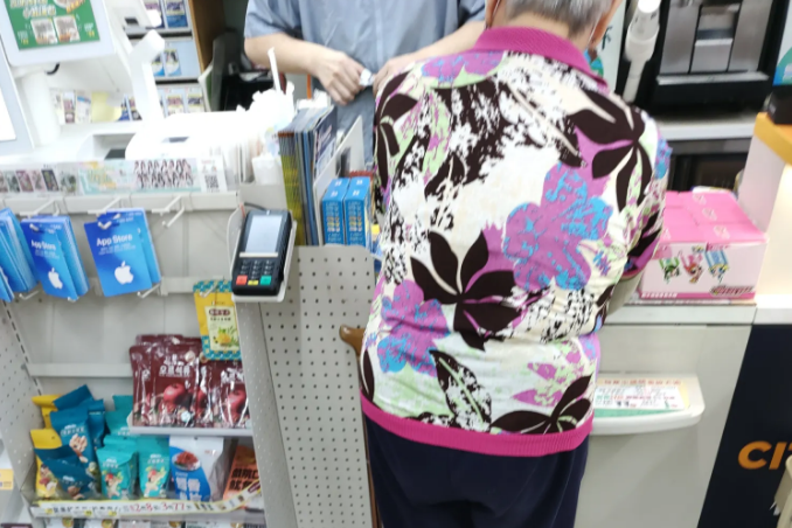 超商店員百忙中「掏腰包買電池」幫嬤修血壓機!暖哭一票人 官方回應