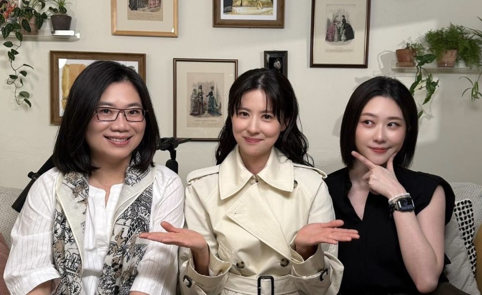 由張景嵐（右）、游沛宸（左）主持的 Podcast 節目《好丫》，邀請林予晞（中）當嘉賓。menomeno X 人類圖畫館提供