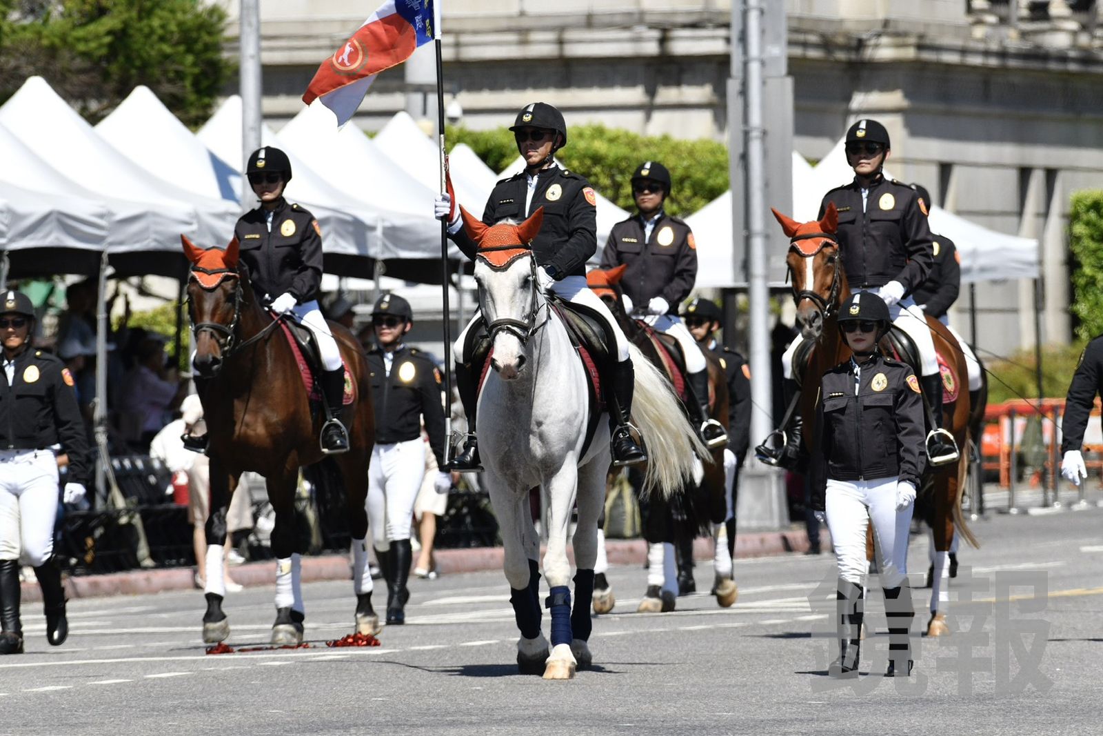 在主題表演階段,首先由新北市警察局騎警隊8匹駿馬及憲兵指揮部快速反應連車隊進場。(圖/李智為攝)