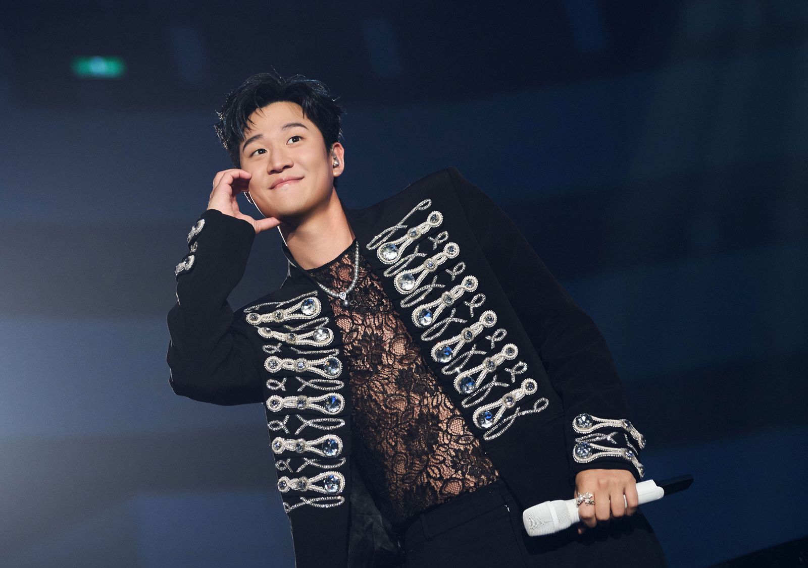 直擊／天團無預警現身全場瘋了！周興哲攻蛋壓軸場瞬變「迴轉壽司」盛宴