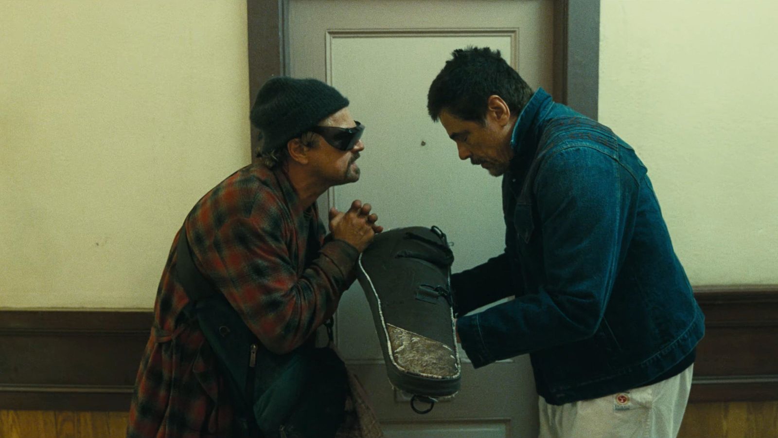 《一戰再戰》中曾獲奧斯卡獎項的兩大演員李奧納多與班尼西歐岱托羅有精彩對手戲。CATCHPLAY＋提供