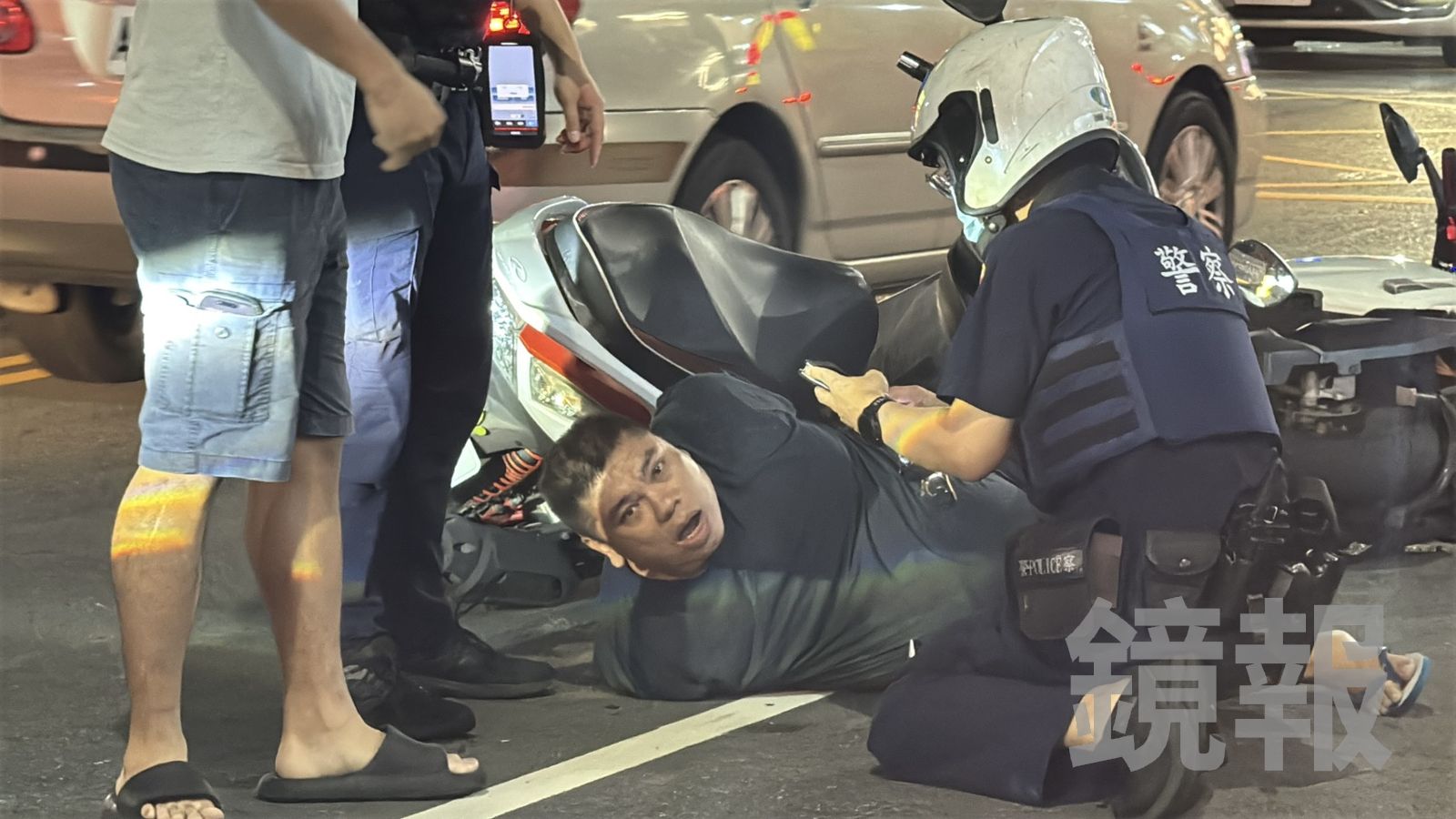 獨／三重街頭爆警匪壓制　尖峰時段路人側目