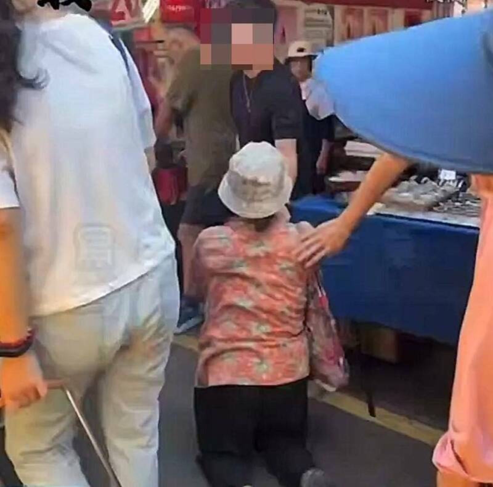 彰化三民市場驚見阿婆下跪求饒　連偷3次同款銀戒　攤商怒報警