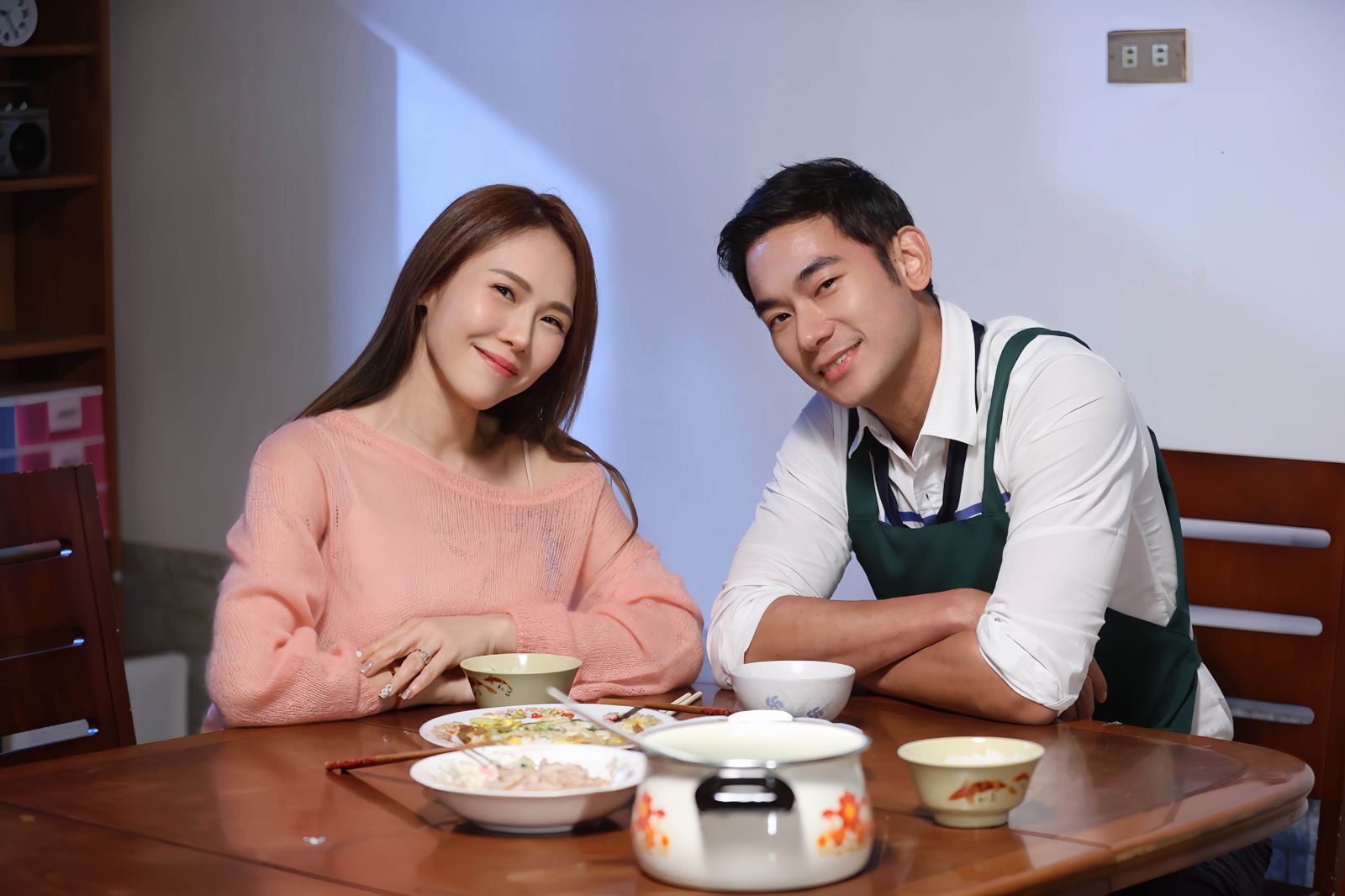 為藝術犧牲？吳申梅「一口咬下它」 全場看傻