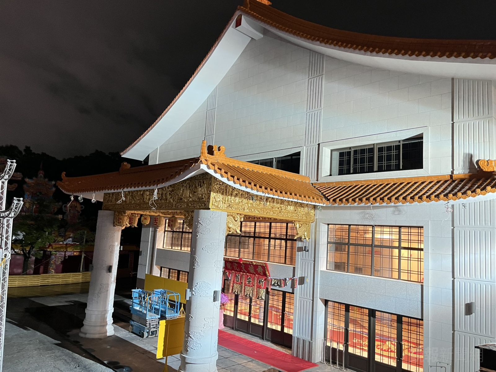 松山慈惠堂母娘文化館剛落成，居民質疑文化館興建期間疑有濫燒建築廢棄物影響空品情形。李依璇攝