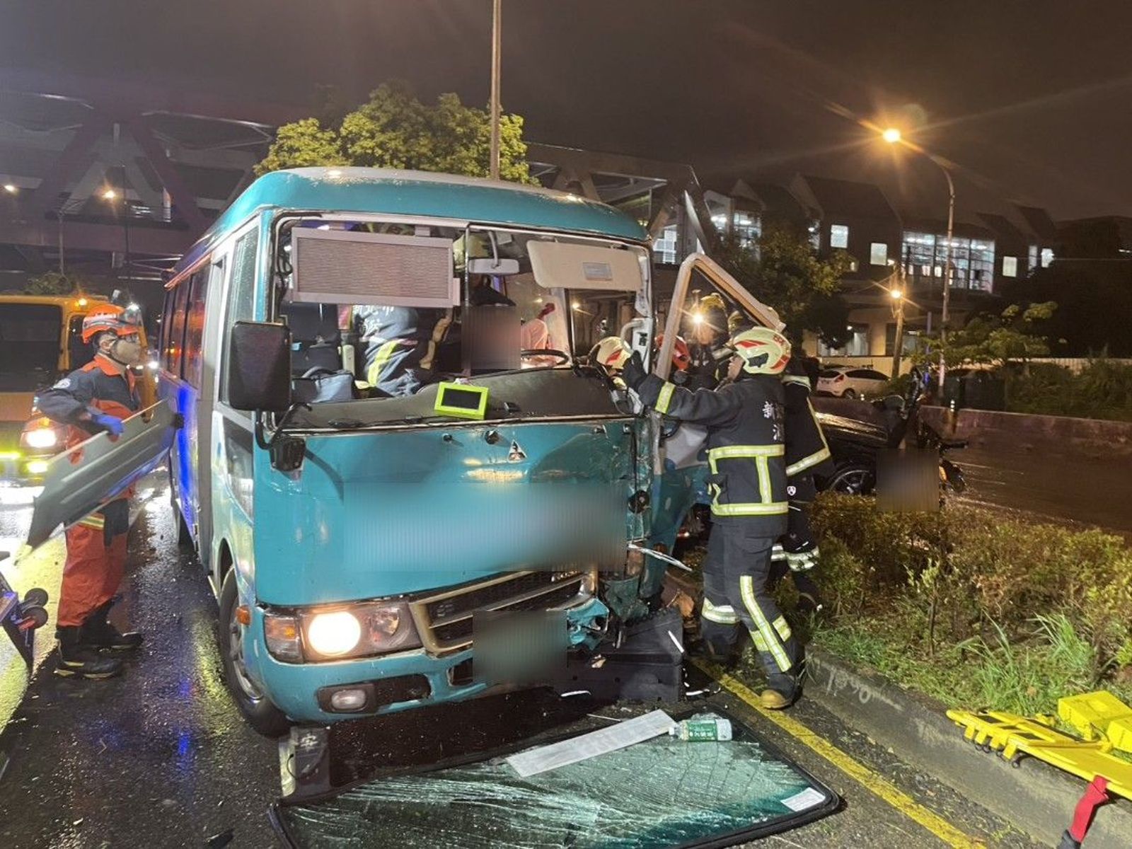 公車擋風玻璃被撞掉。翻攝畫面