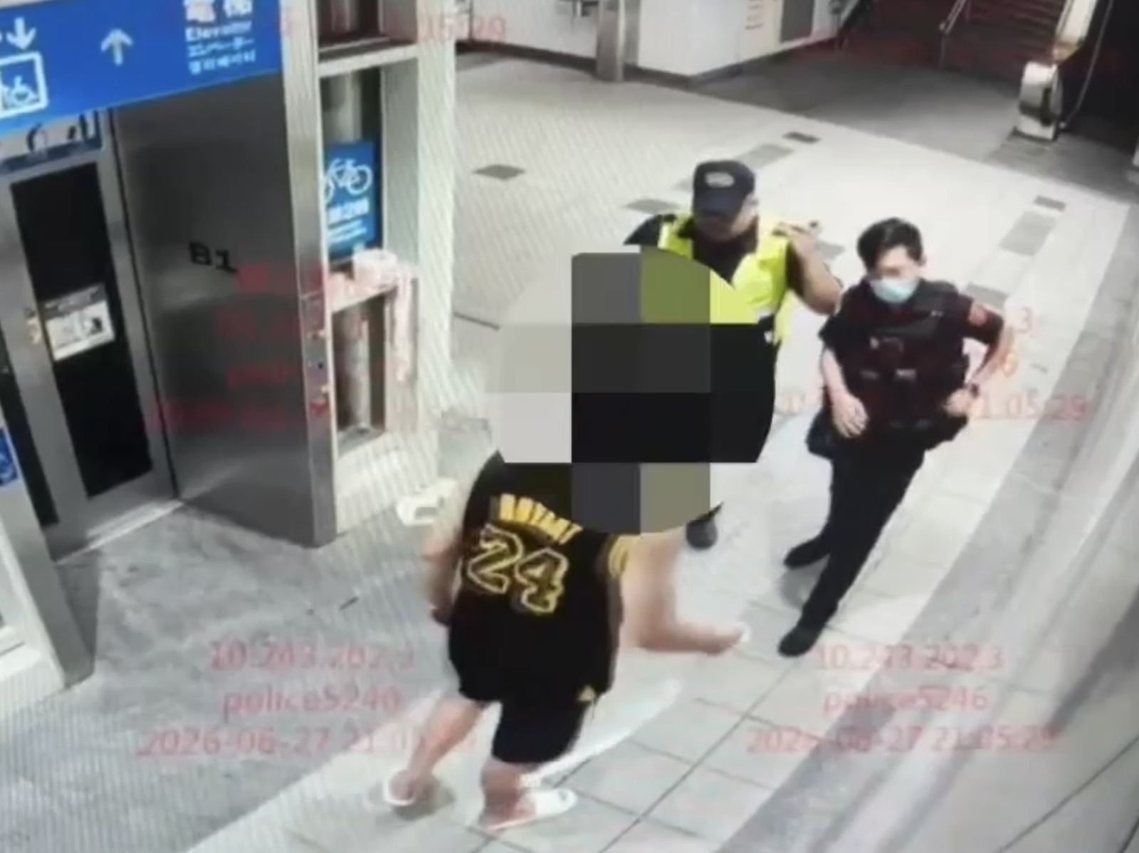 男子逐漸向員警靠近，擔心發生危害員警立刻拿出辣椒水制止對方行動。翻攝畫面