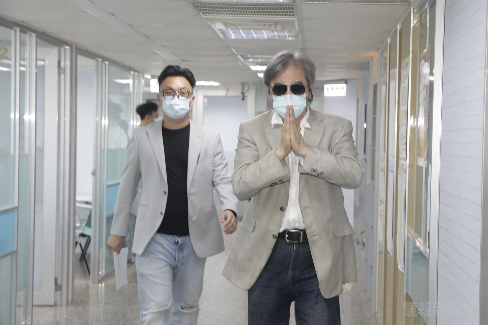 陳中義200萬交保,其律師閻道至(左)10萬交保,限制出境出海。林煒凱攝