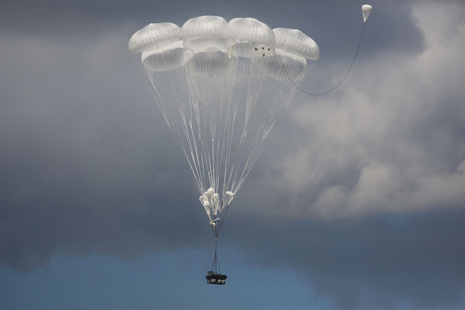 俄羅斯空降軍正利用車輛傘降系統,在演習中空投裝甲車輛,俄羅斯還能讓人員乘坐在車內一起空降,落地以後立刻作戰。圖片摘自維基百科