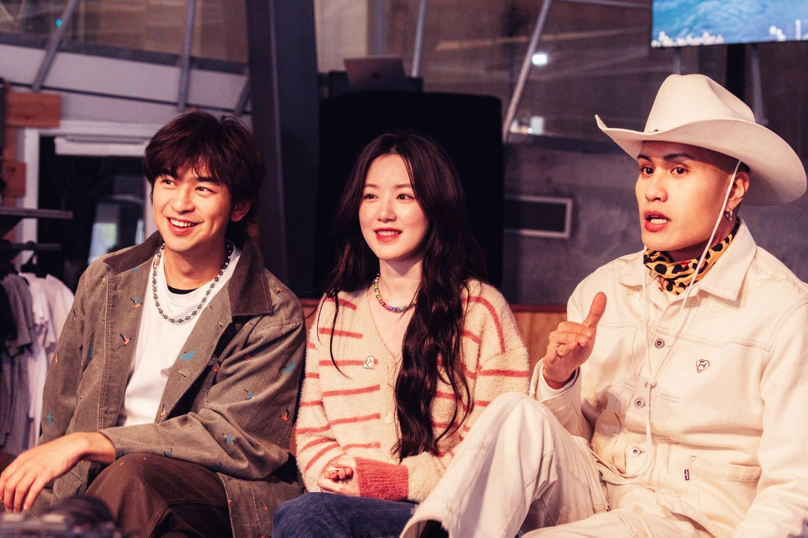 陳柏霖(左起)曾與舒華、黃宣一同到酒莊學習釀酒。《出去一下》提供