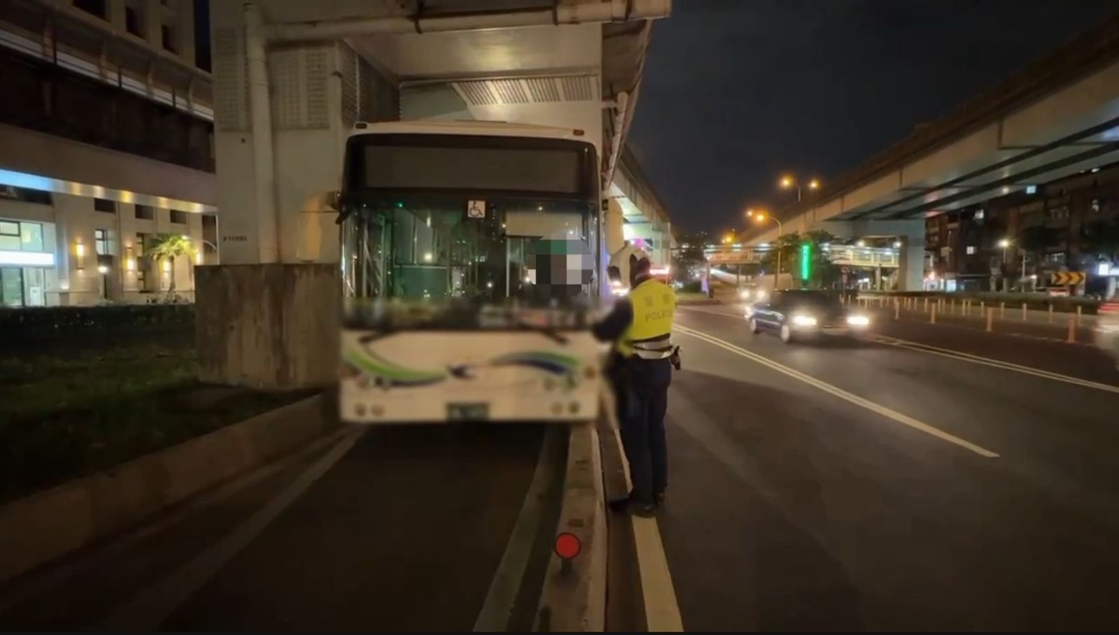 司機你累了嗎？公車誤上機車道「卡關」　後方車流嚴重回堵