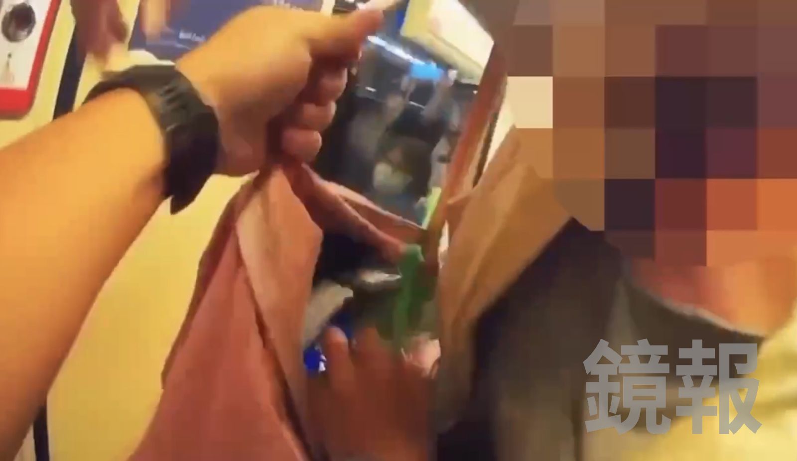 警方上車後一把奪過婦人包包，擔心還有其他危險物品。翻攝畫面