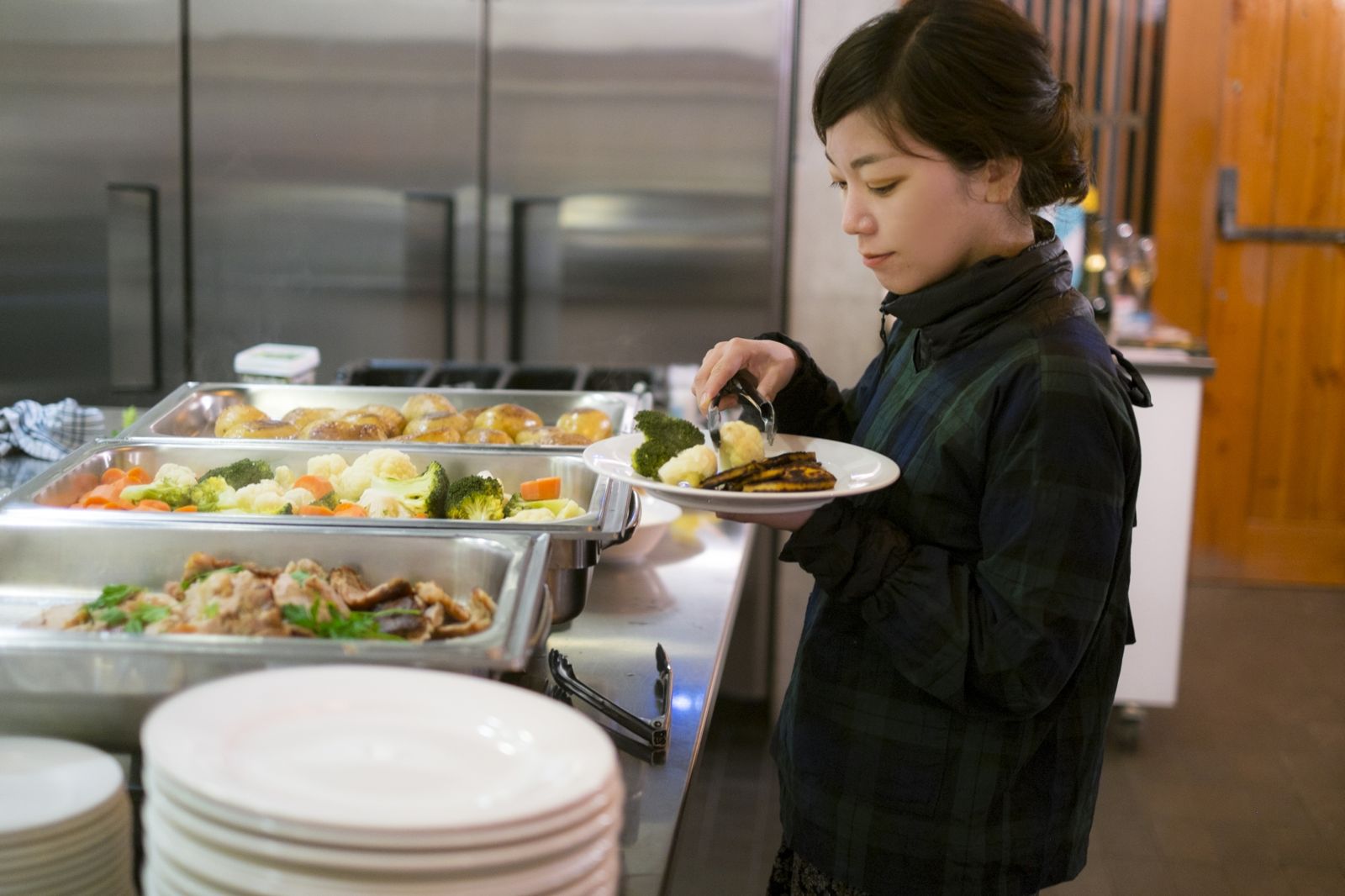 Buffet怎吃回本？「餓整天」是大忌　專家揭4秘訣：喝氣泡水食慾大增