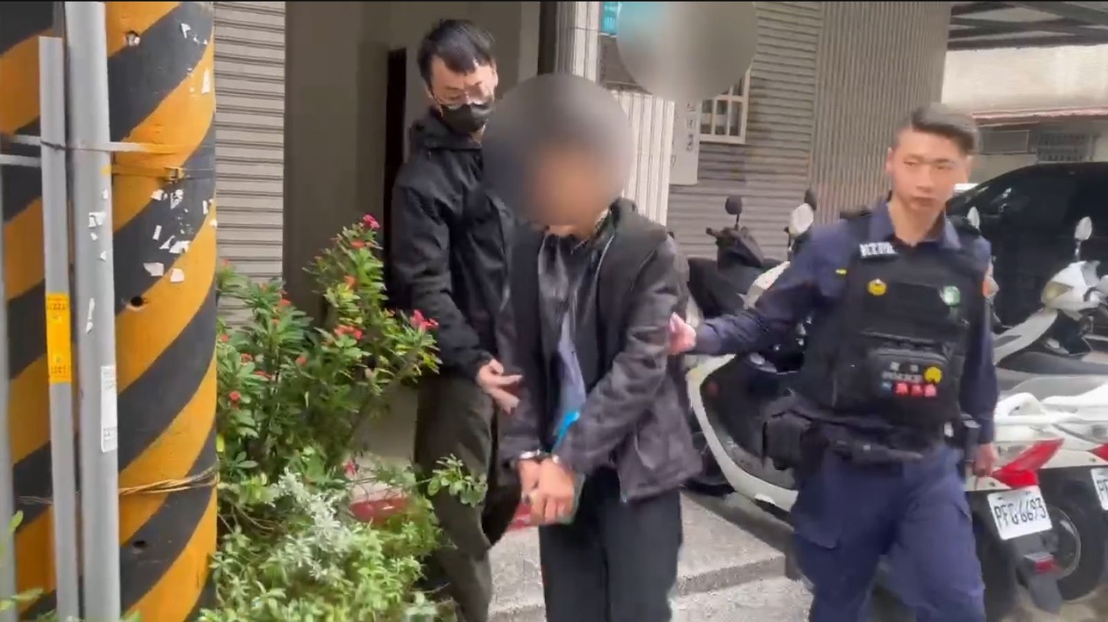 新店男拒檢逃竄狠撞拖行2員警 警連開3槍制止...搜出海洛因、毒煙彈