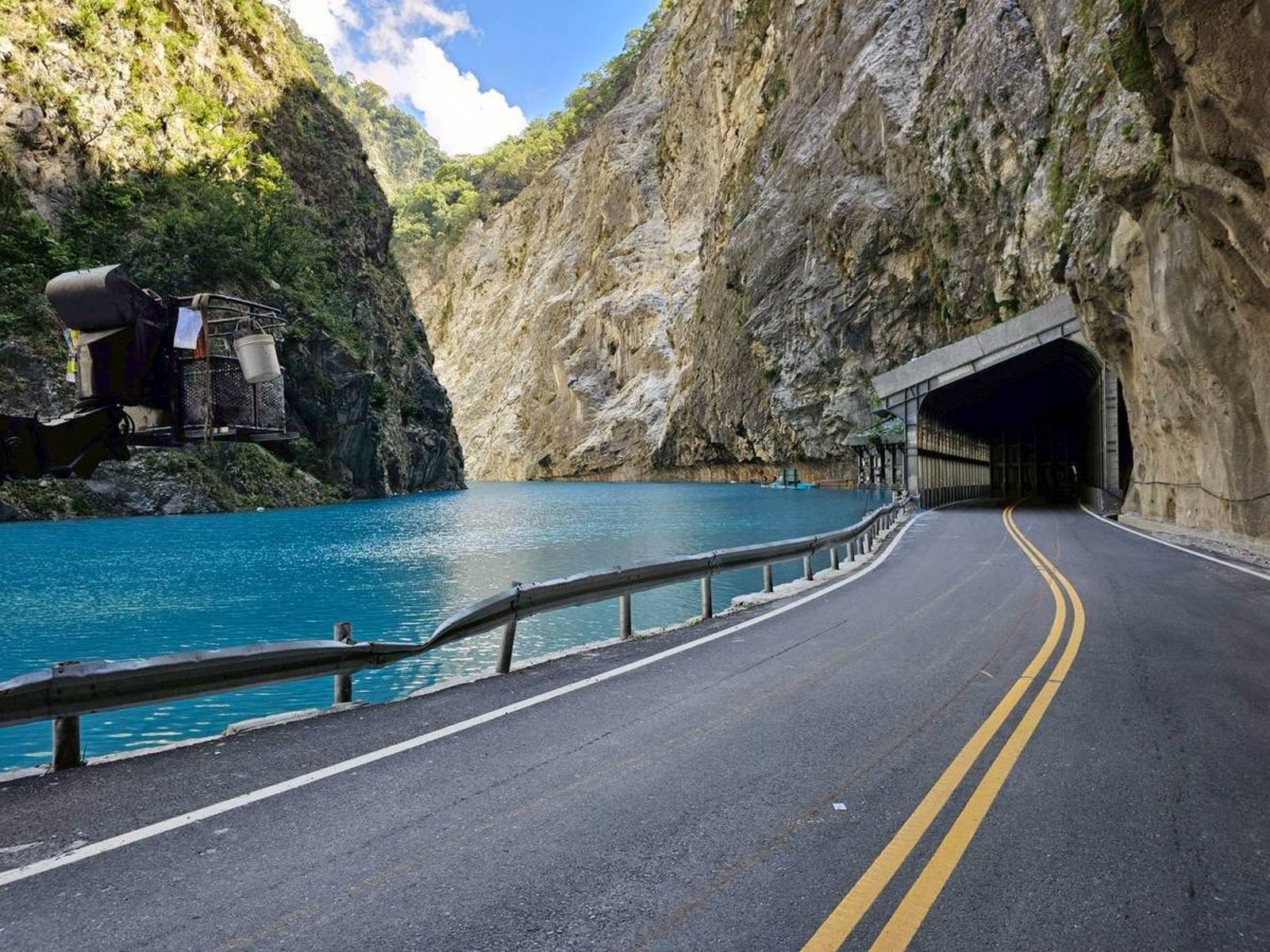 立霧溪堰塞湖呈現夢幻「「Tiffany藍」 絕美湖水成因曝光