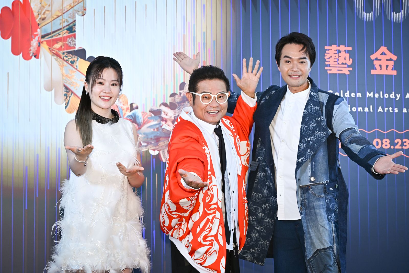 楊小黎掀布幕「偷看演員化妝」　爆料媽媽會追車「丟黃金」