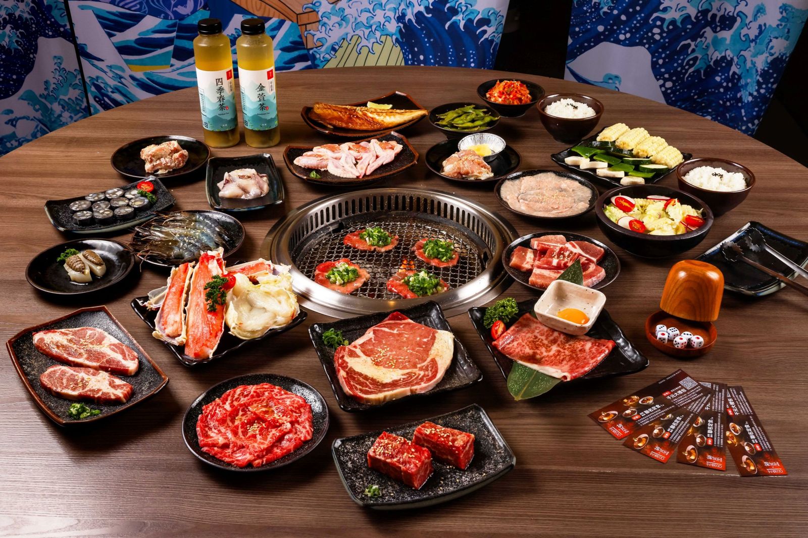 擲骰免單活動，最高曾在胡同裏燒肉林口店，開出一桌41,499元直接免單紀錄。（橘焱胡同集團供圖）