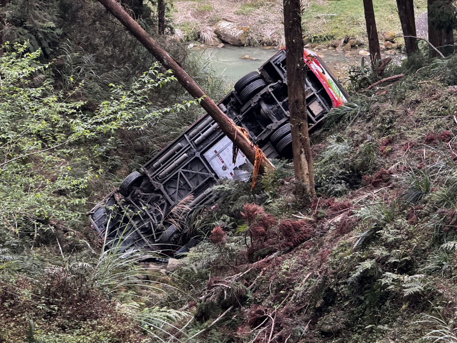 杉林溪接駁車暴衝墜谷！檢察官傍晚衝現場勘查　驚揭「沒強制繫安全帶」原因