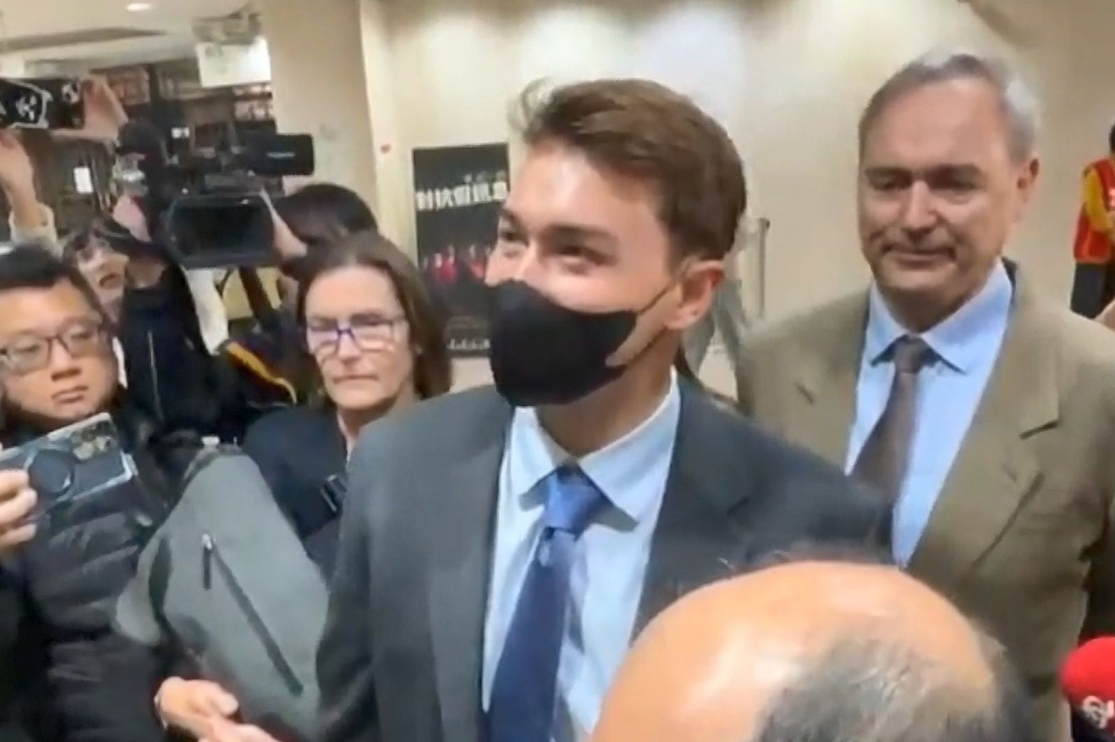 肖雷在父母陪同下出庭作證。鏡新聞