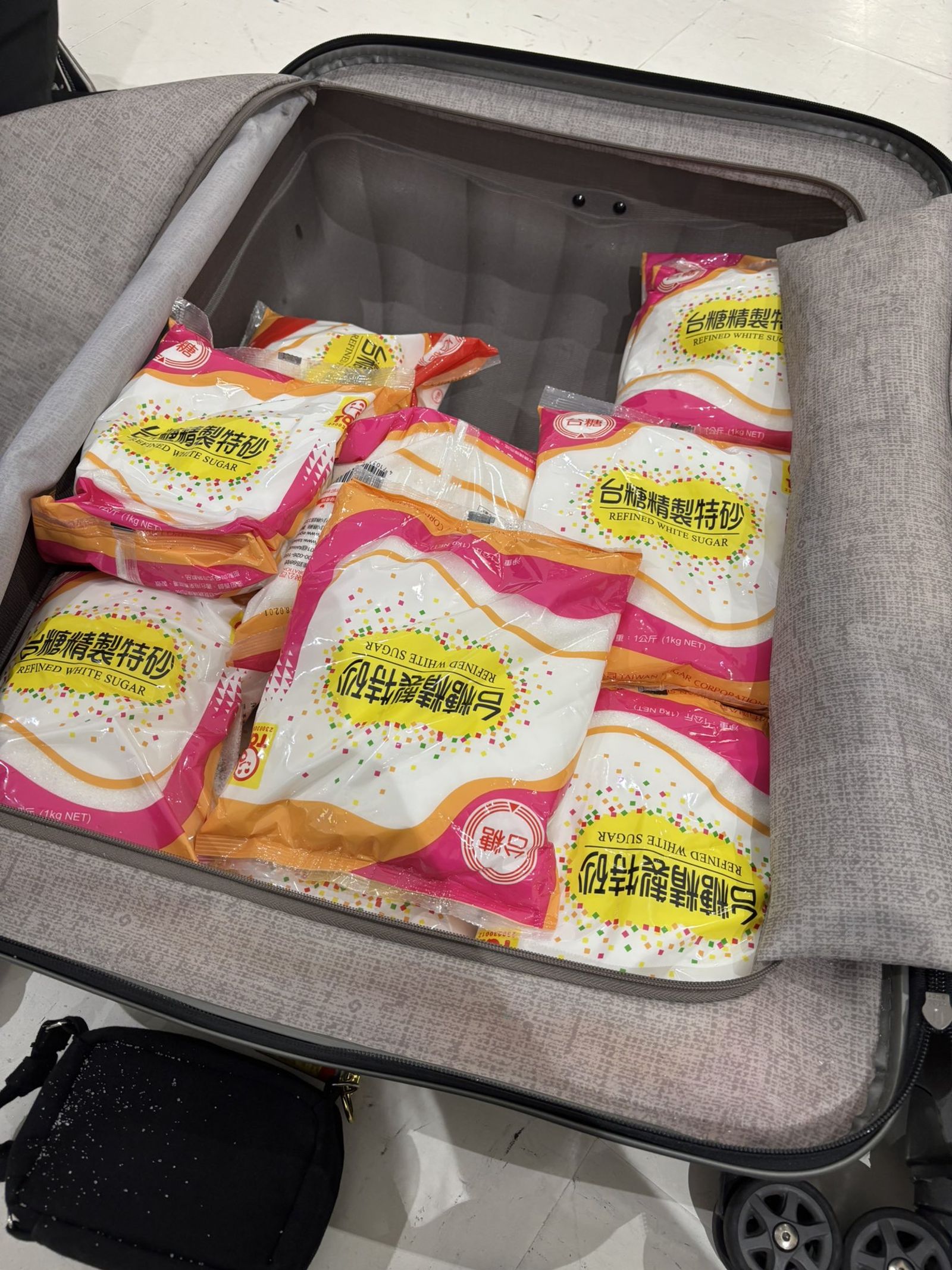 池田喬俊買了20公斤的砂糖要帶回日本。圖/X@pomedamourtokyo