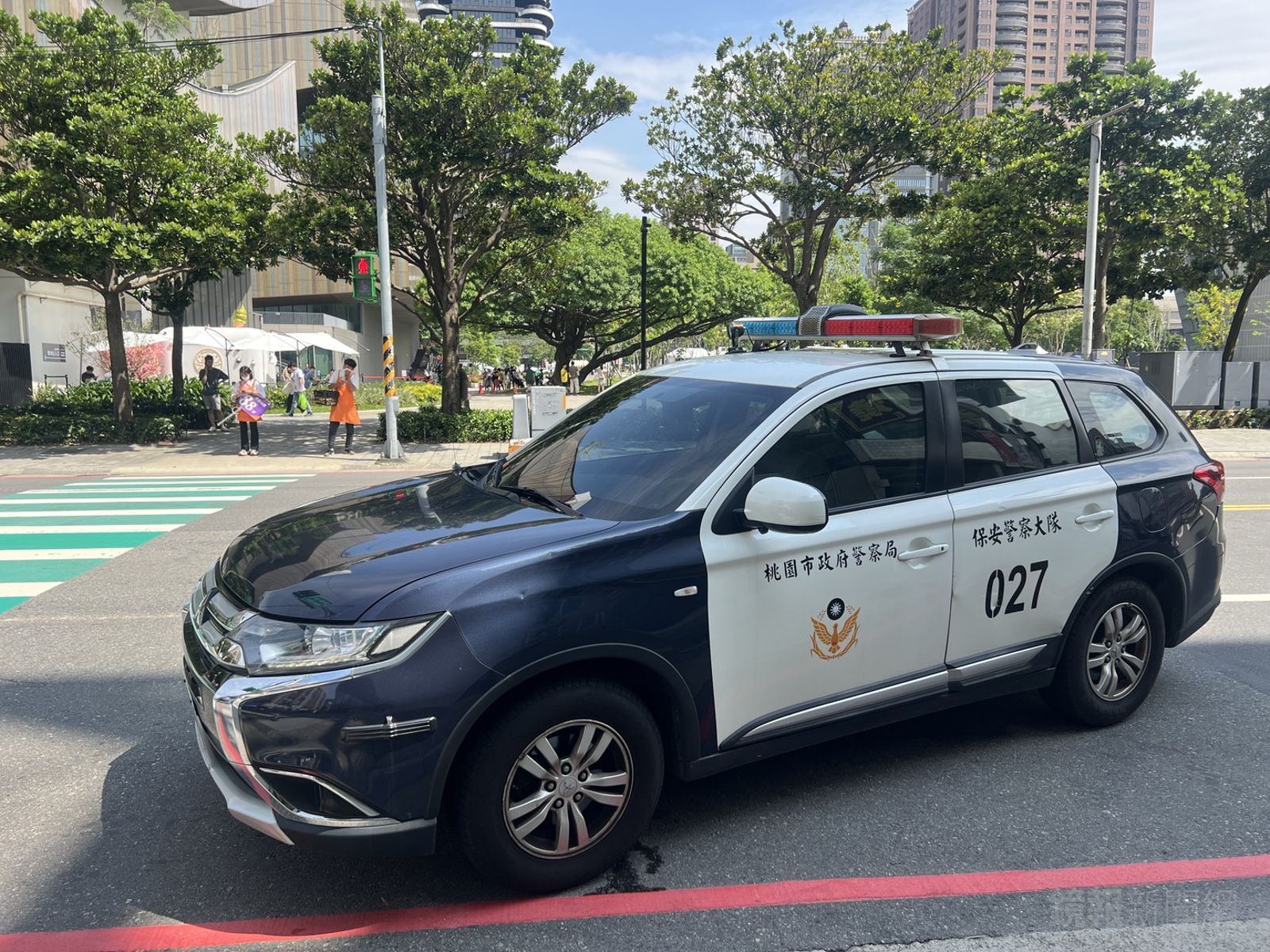 警方今天中午在鬧區圍捕嫌犯。呂健豪攝