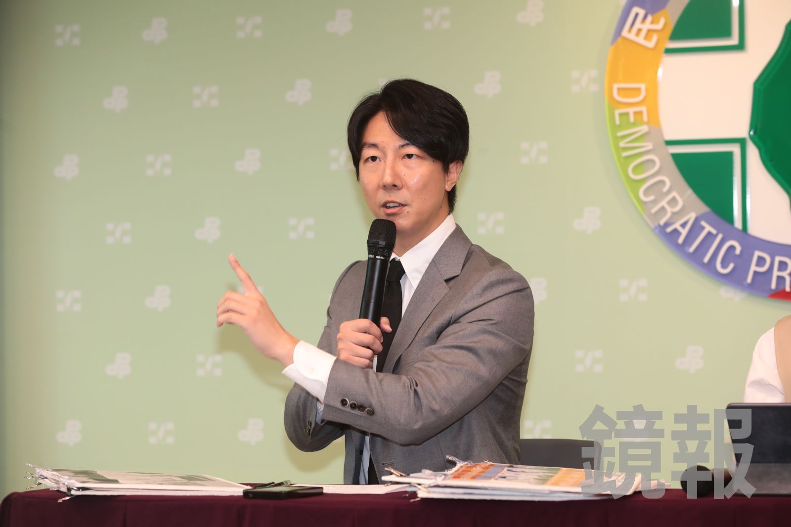 韓國瑜提「桌子說」未聲援沈伯洋　民進黨反嗆：在被害人傷口上抹鹽