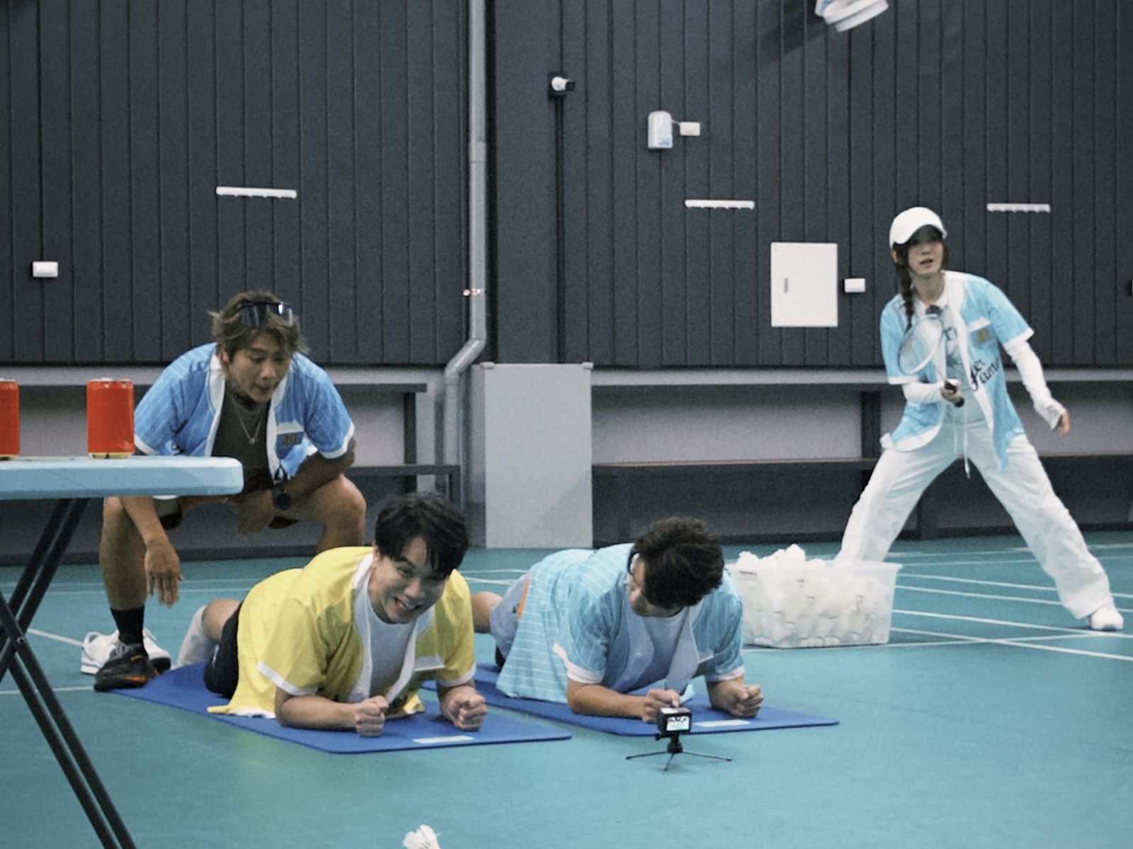 《飢餓遊戲》王仁甫（後排）藉機干擾許志豪、陳孟賢闖關。中視提供