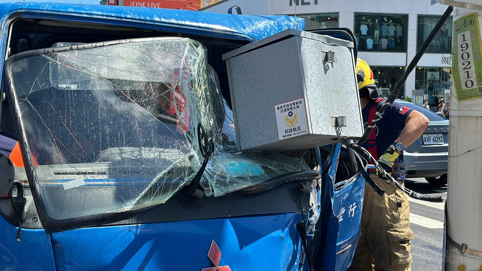 有片／科技執法主機GG了！小貨車自撞中央分隔島　市府生財工具毀了