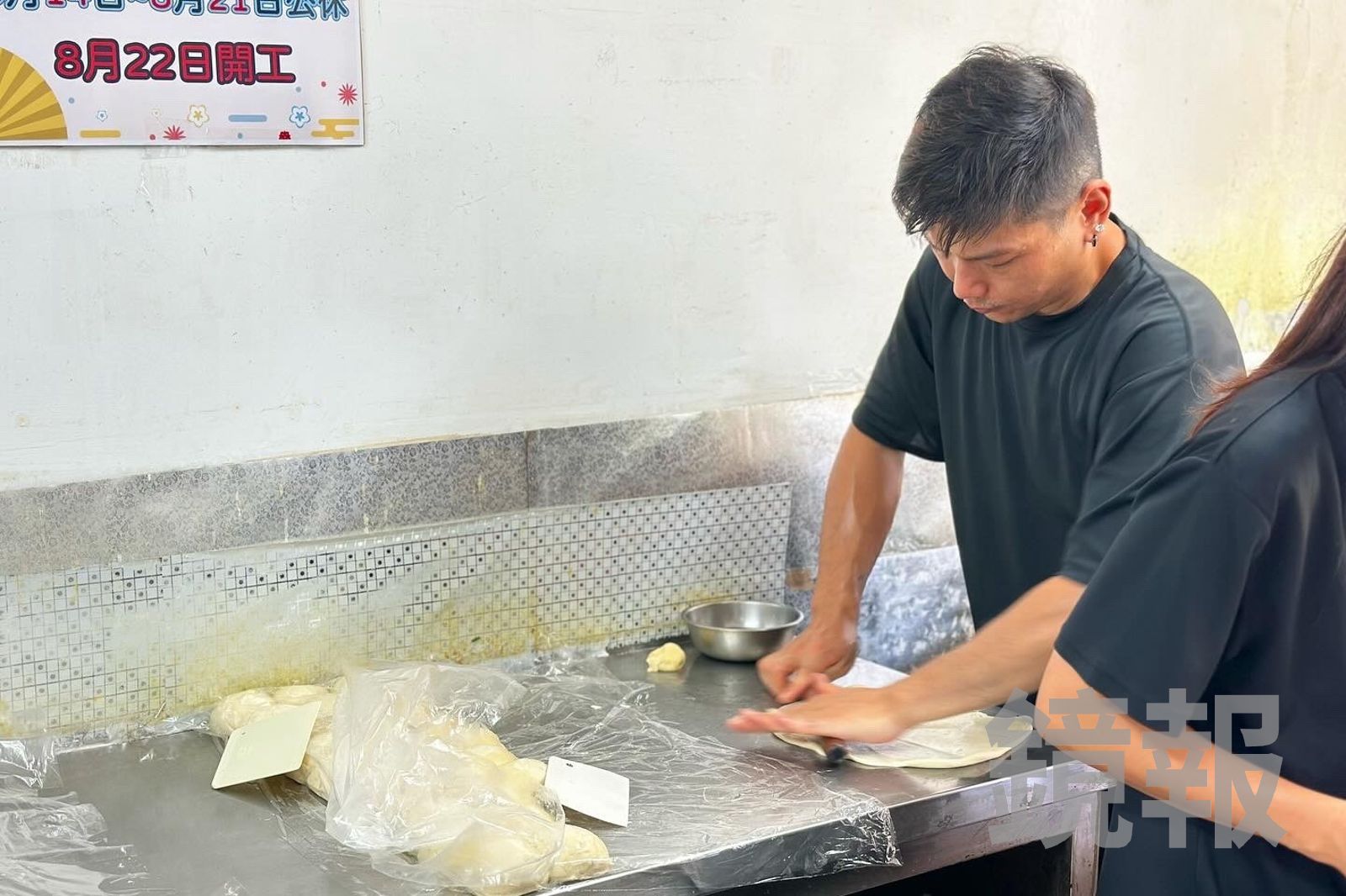 「壹零手工蛋餅」的每塊餅皮,都是老闆親手現擀製作。